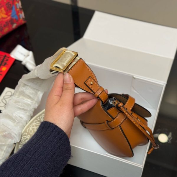 ロエベ ゲート デュアル 30 代/ 40 代 ショルダー バッグ 斜 めがけ ハイ ブランド loewe ショルダー バッグ ミニ ショルダー バッグ 人気 ブランド 流行り廃り の ない ブランド バッグ - 画像 (12)